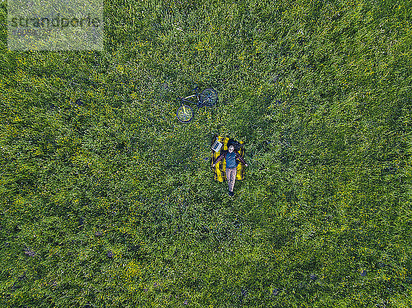 Mann im Gras liegend  Luftaufnahme