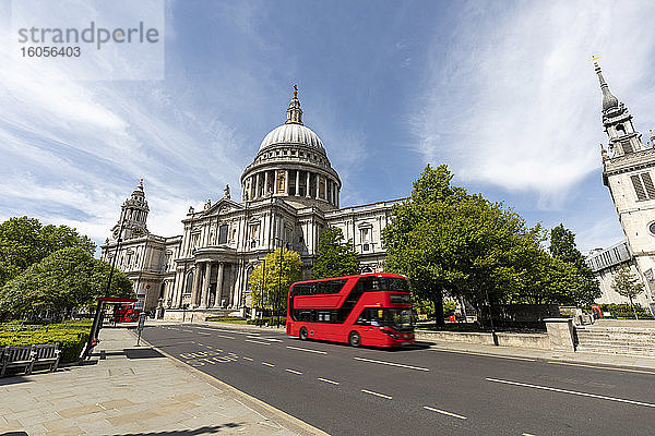 UK  London  St. Paul's Cathedral und roter Doppeldeckerbus an einem sonnigen Tag