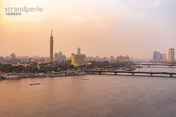Ägypten  Kairo  Nil mit dem Kairoer Turm auf der Insel Gezira bei Sonnenuntergang
