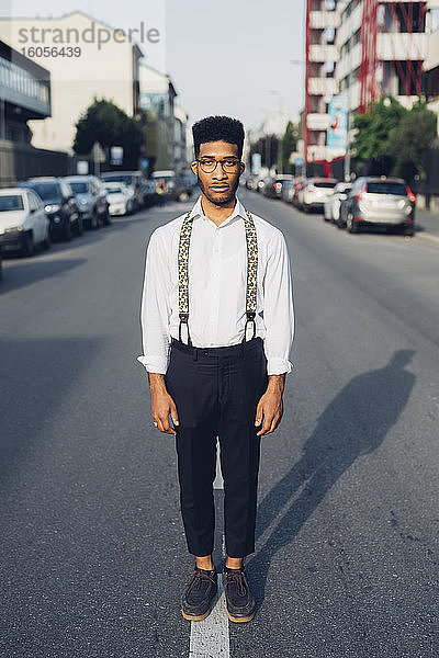 Porträt eines selbstbewussten stilvollen jungen Mannes auf der Straße in der Stadt
