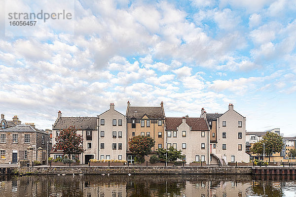 UK  Schottland  Edinburgh  Gebäude am Wasser und Reflexionen am Water of Leith
