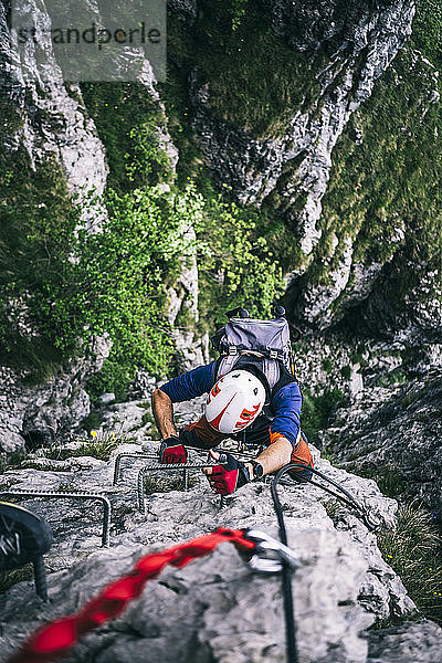Bergsteiger beim Klettern auf dem Klettersteig  Orobie  Europäische Alpen  Como  Italien