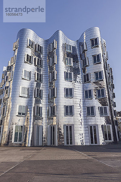 Deutschland  Nordrhein-Westfalen  Düsseldorf  Stahlfassade des Zentralgebäudes des Neuen Zollhofs