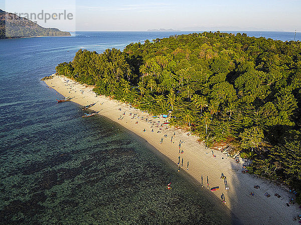 Thailand  Provinz Satun  Ko Lipe  Luftaufnahme von Menschen  die sich im Sommer am sandigen Küstenstrand entspannen