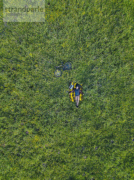 Mann im Gras liegend  Luftaufnahme
