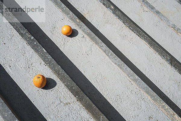 Orangen auf grauen Holzplatten