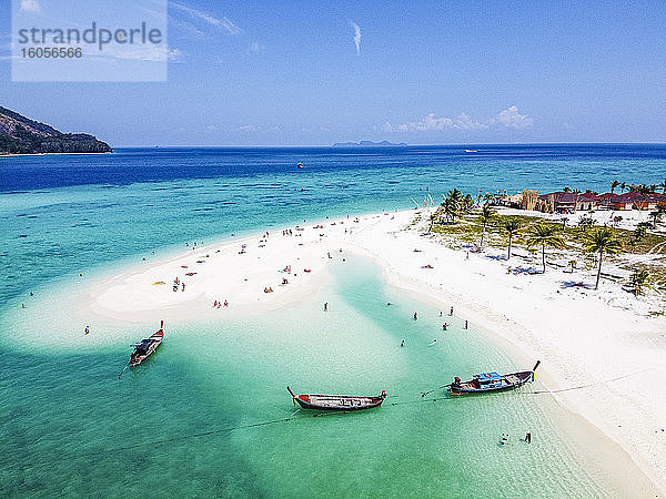 Thailand  Provinz Satun  Ko Lipe  Luftaufnahme von Menschen  die sich im Sommer am North Point Beach entspannen