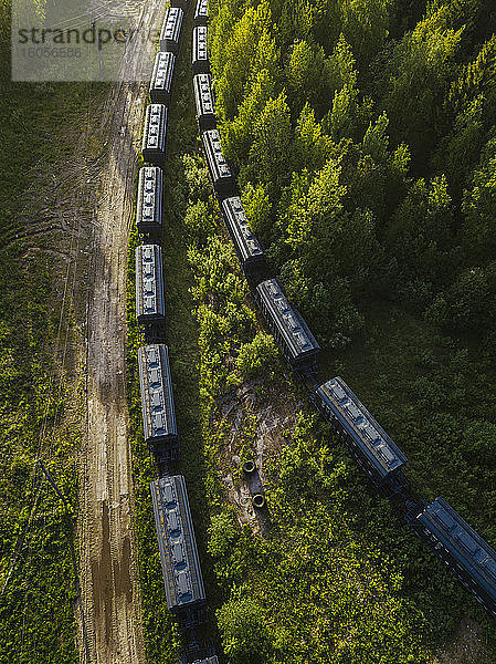 Russland  Oblast Leningrad  Tichwin  Luftaufnahme von Eisenbahnwaggons am Waldrand