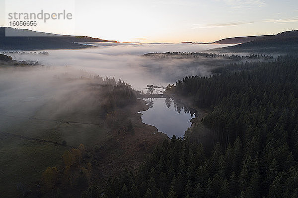 Deutschland  Baden-Württemberg  Drohnenansicht des in dichten Nebel gehüllten Schluchsees bei Sonnenaufgang