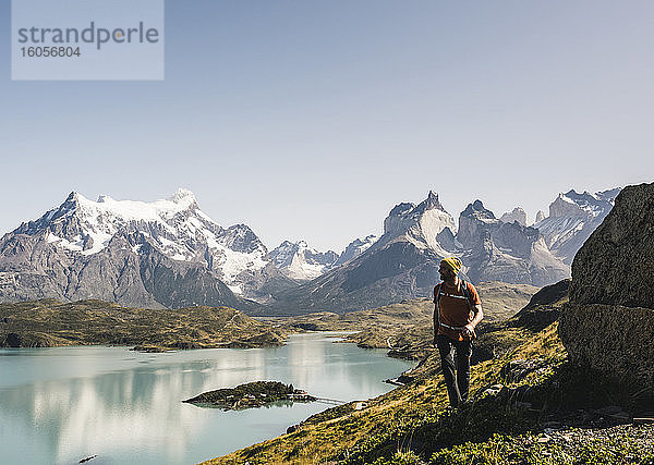 Mann spaziert am See gegen den klaren Himmel  Torres Del Paine National Park  Patagonien  Chile