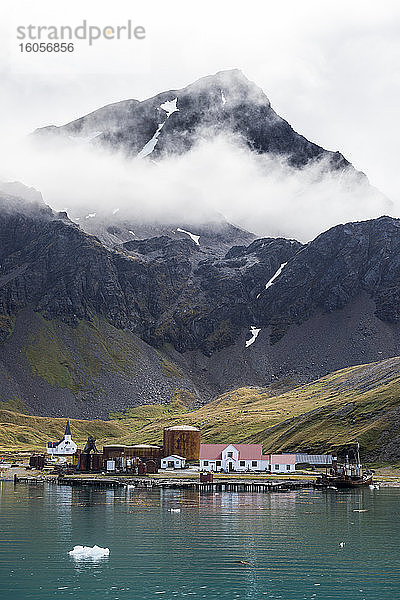 UK  Südgeorgien und Südliche Sandwichinseln  Grytviken  Verlassene Walfangstation in der King Edward Bucht