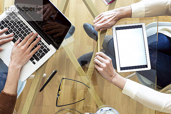 Geschäftsfrauen mit Laptop und Tablet auf dem Schreibtisch