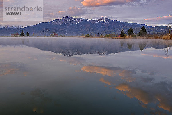 Deutschland  Bayern  Schlehdorf  Berge spiegeln sich im Eichsee in der Morgendämmerung