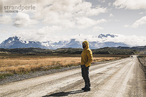 Mann auf unbefestigter Straße gegen den Himmel im Torres Del Paine National Park  Patagonien  Chile
