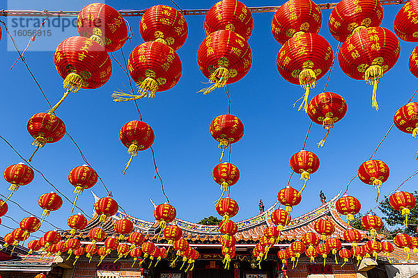 Taiwan  Kinmen  Dorf Shuitou  Rote chinesische Laternen vor blauem Himmel während des chinesischen Neujahrsfestes