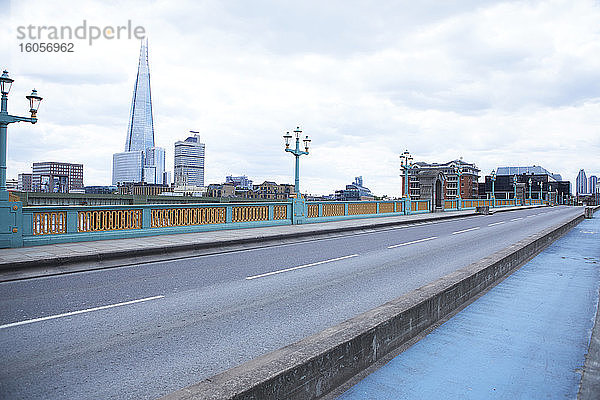 UK  England  London  Leere Straße der Southwark Bridge