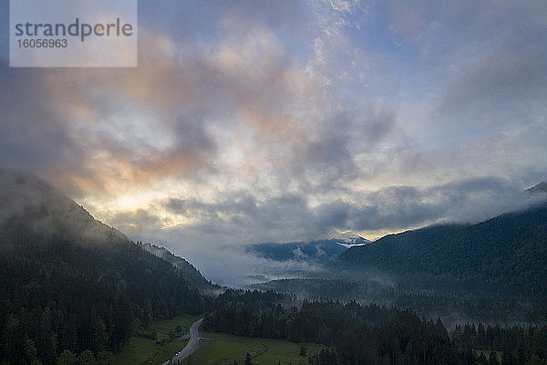 Deutschland  Bayern  Jachenau  Wolken über Inntal bei stimmungsvoller Morgendämmerung