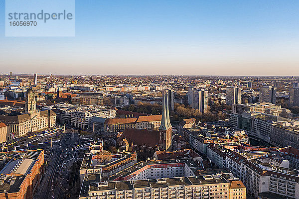 Deutschland  Berlin  Luftaufnahme der Nikolaikirche und der umliegenden Gebäude des Nikolaiviertels