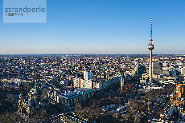 Deutschland  Berlin  Luftaufnahme des Fernsehturms Berlin  Berliner Dom und Alexanderplatz