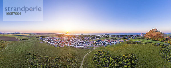 UK  Schottland  North Berwick  Luftbildpanorama von neuen Wohnsiedlungen bei Sonnenuntergang