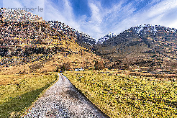 UK  Schottland  Schotterstraße in Glen Coe