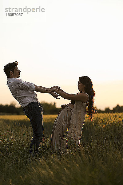 Tanzendes Paar auf einem Feld am Abend