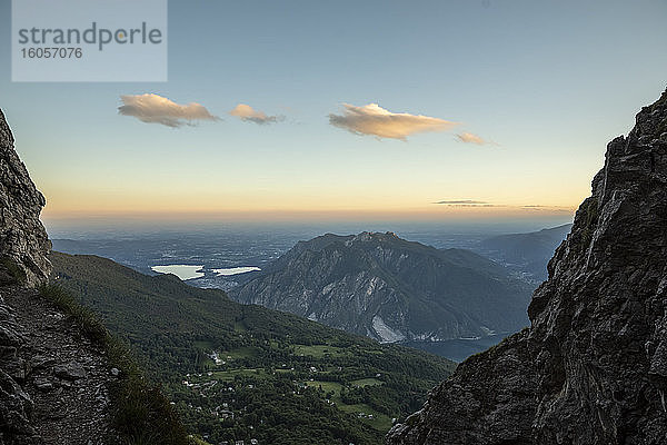 Idyllischer Blick auf Bergketten gegen den Himmel in der Abenddämmerung  Orobie  Lecco  Italien