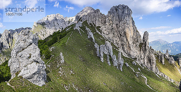 Panoramablick auf das Grignetta-Gebirge  Europäische Alpen  Lecco  Italien