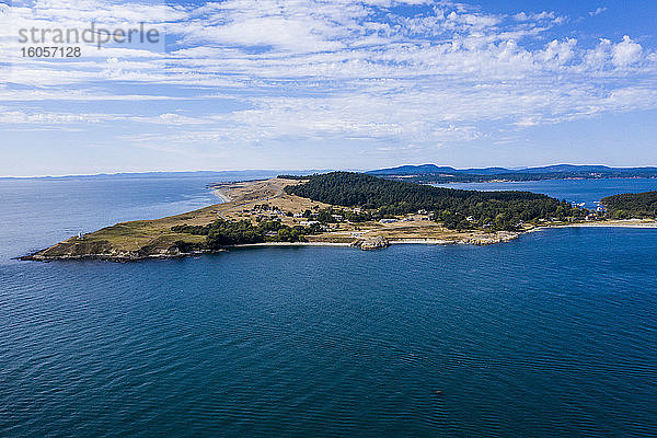 USA  Washington  San Juan Island  Luftaufnahme der Inselküste