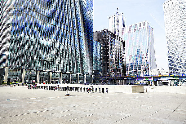 UK  England  London  Leerer Platz in den Londoner Docklands mit Wolkenkratzern im Hintergrund