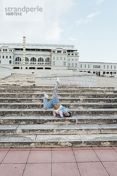 Junge Frau tanzt auf einer Treppe