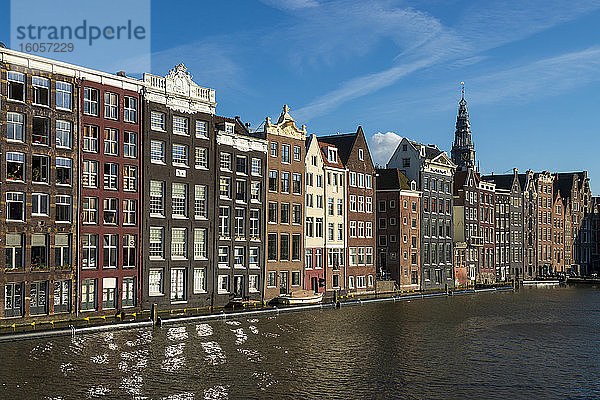 Die Niederlande  Provinz Nordholland  Amsterdam  Damrak  Hafengebäude