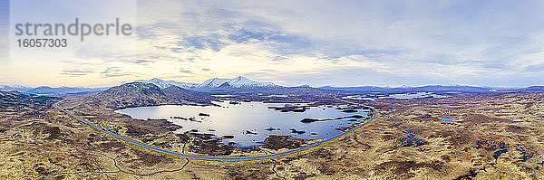 UK  Schottland  Luftaufnahme des Ufers von Lochan na h-Achlaise im Rannoch Moor