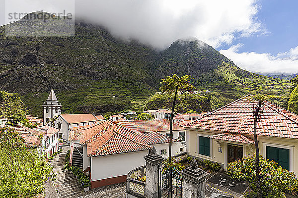 Portugal  Sao Vicente  Häuser eines Dorfes auf der Insel Madeira