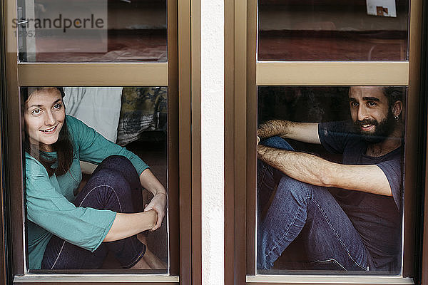 Ein Paar schaut aus dem Fenster und denkt an die Zukunft