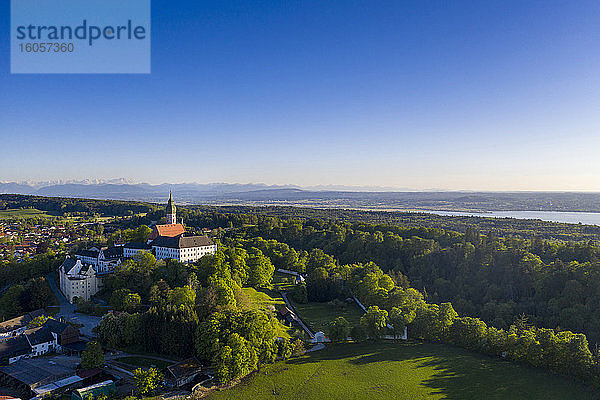 Deutschland  Bayern  Andechs  Drohnenansicht des klaren Himmels über Kloster Andechs im Sommer