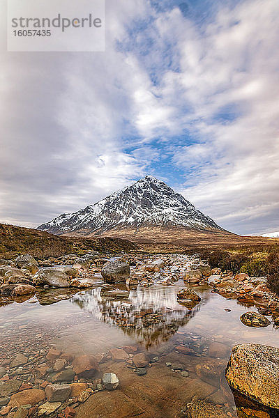 UK  Schottland  Wolken über dem Fluss Coupall mit dem Berg Buachaille Etive Mor im Hintergrund