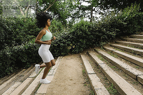 Joggerin auf Stufen