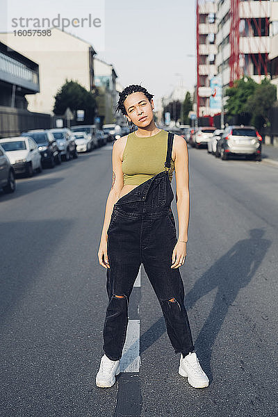 Porträt einer selbstbewussten stilvollen jungen Frau auf der Straße in der Stadt
