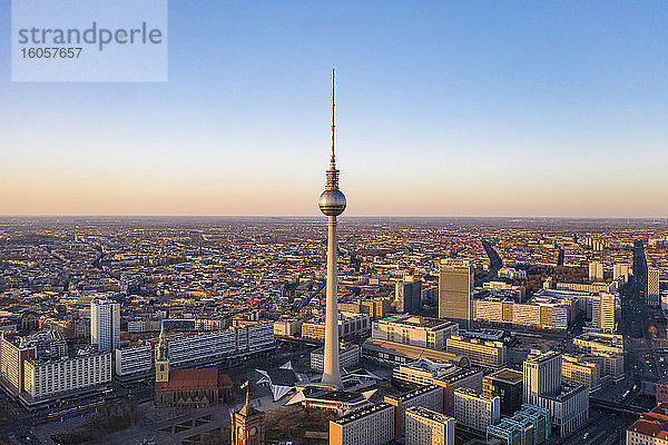 Deutschland  Berlin  Luftaufnahme des Fernsehturms Berlin in der Abenddämmerung