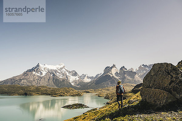 Älterer Mann spaziert am See gegen den klaren Himmel im Torres Del Paine National Park  Patagonien  Chile