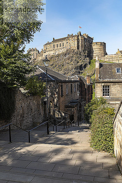 UK  Schottland  Edinburgh  Altstadtgassen und Schloss