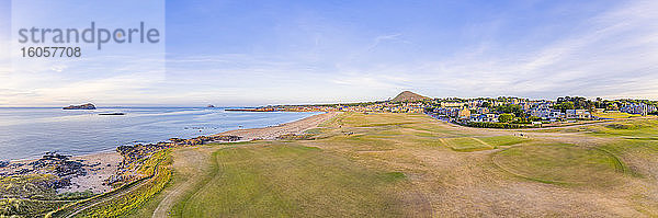 UK  Schottland  North Berwick  Luftpanorama des Golfplatzes vor der Küstenstadt im Sommer