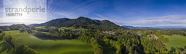 Deutschland  Bayern  Bad Heilbrunn  Drohnenansicht einer grünen Landschaft bei Sonnenuntergang
