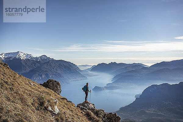 Wanderer auf einem Berg stehend  Blick auf den Comer See  Italien