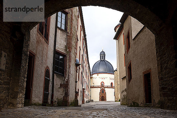 Deutschland  Franken  Bayern  Würzburg  Festung Marienberg  Gasse und Kuppelbau