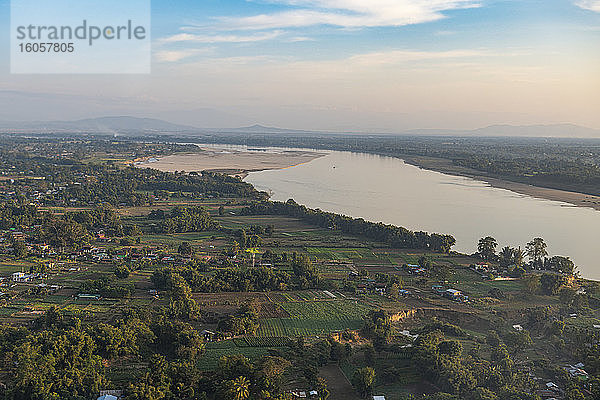 Myanmar  Kachin-Staat  Myitkyina  Irrawaddy-Fluss in Landschaft
