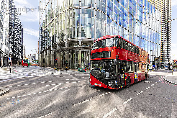 Großbritannien  London  Roter Doppeldeckerbus # mit modernen Gebäuden im Hintergrund