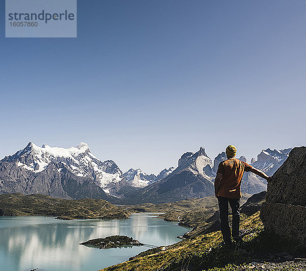 Männlicher Wanderer am See gegen den klaren Himmel im Torres Del Paine National Park  Patagonien  Chile