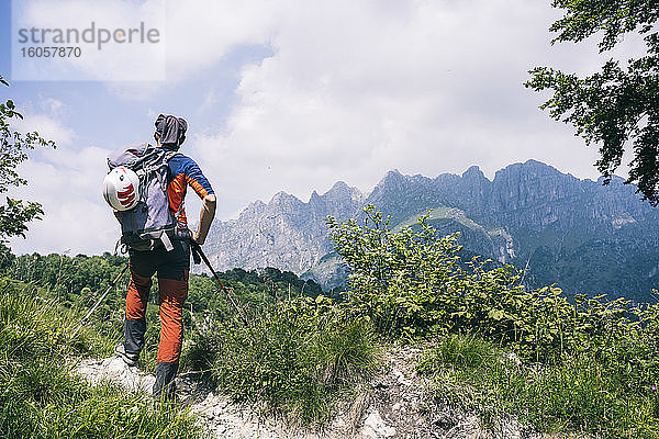 Wanderer steht auf einem Bergpfad und genießt die Aussicht  Orobie  Europäische Alpen  Como  Italien